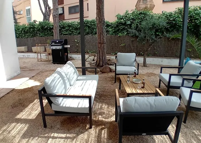 10 People, 150 M From The Sea, Pool And Garden