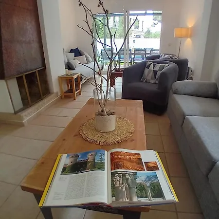 10 People, 150 M From The Sea, Pool And Garden