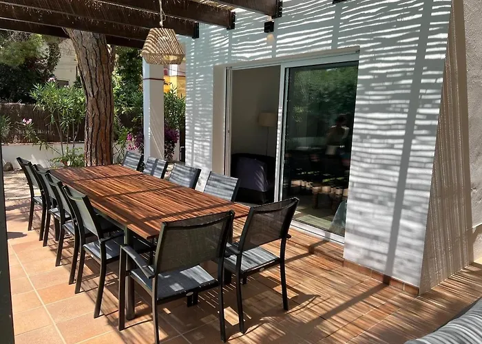 10 People, 150 M From The Sea, Pool And Garden