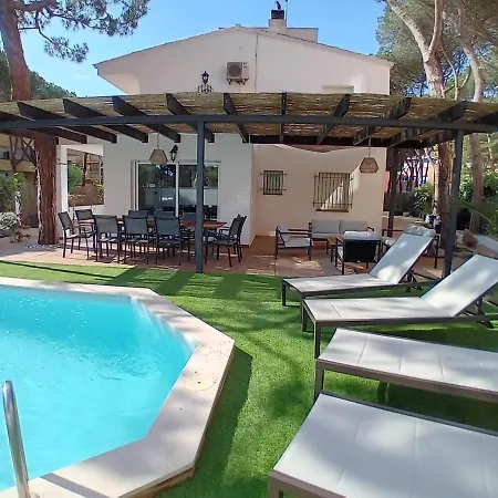 10 People, 150 M From The Sea, Pool And Garden